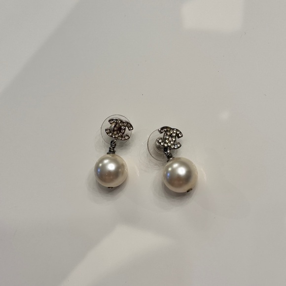 CHANEL Silver Pearl Drop Earrings - Picture 1 of 2